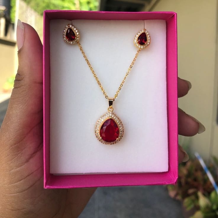 Teardrop chain set