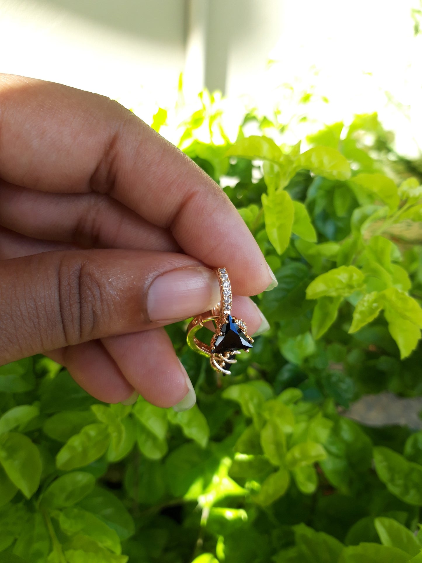 Hoop earrings with black stones