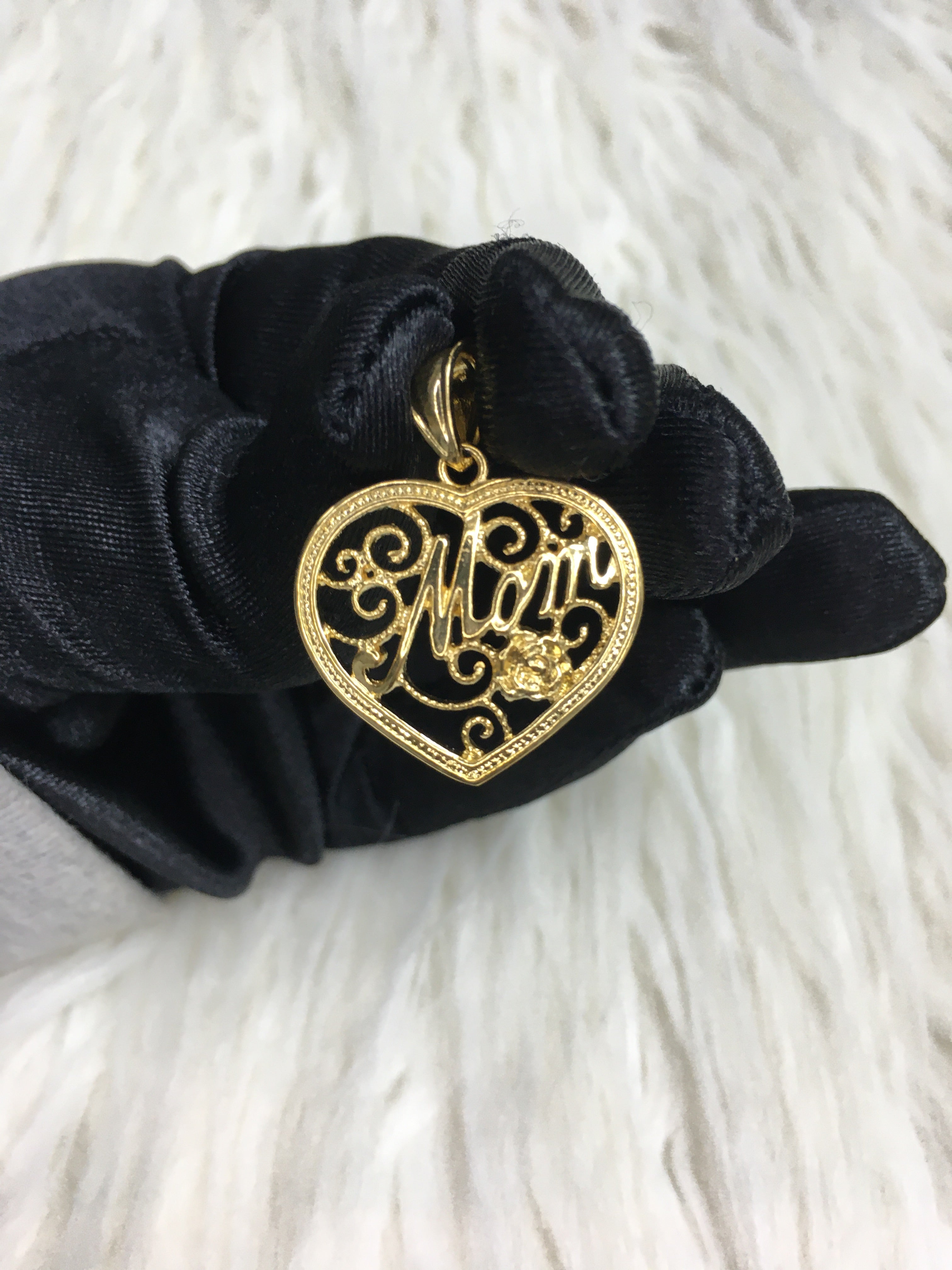 24k gold plated 'Mom' pendant